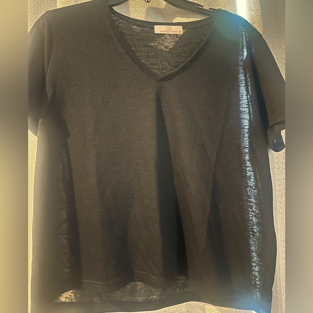 Ladies large classic lightweight black v neck short sleeved top.
